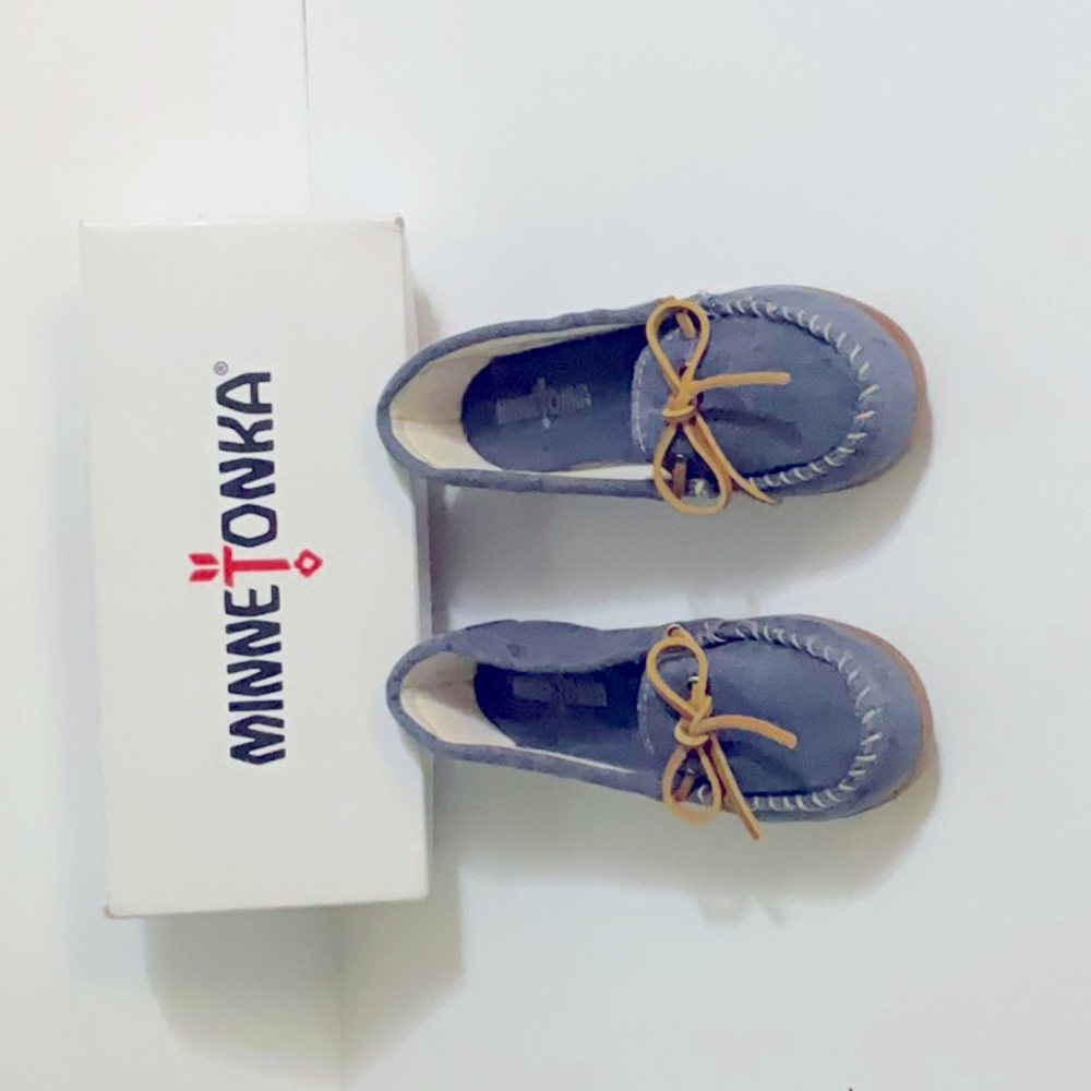 Minnetonka women’s canvas moc size 6.5 color blue